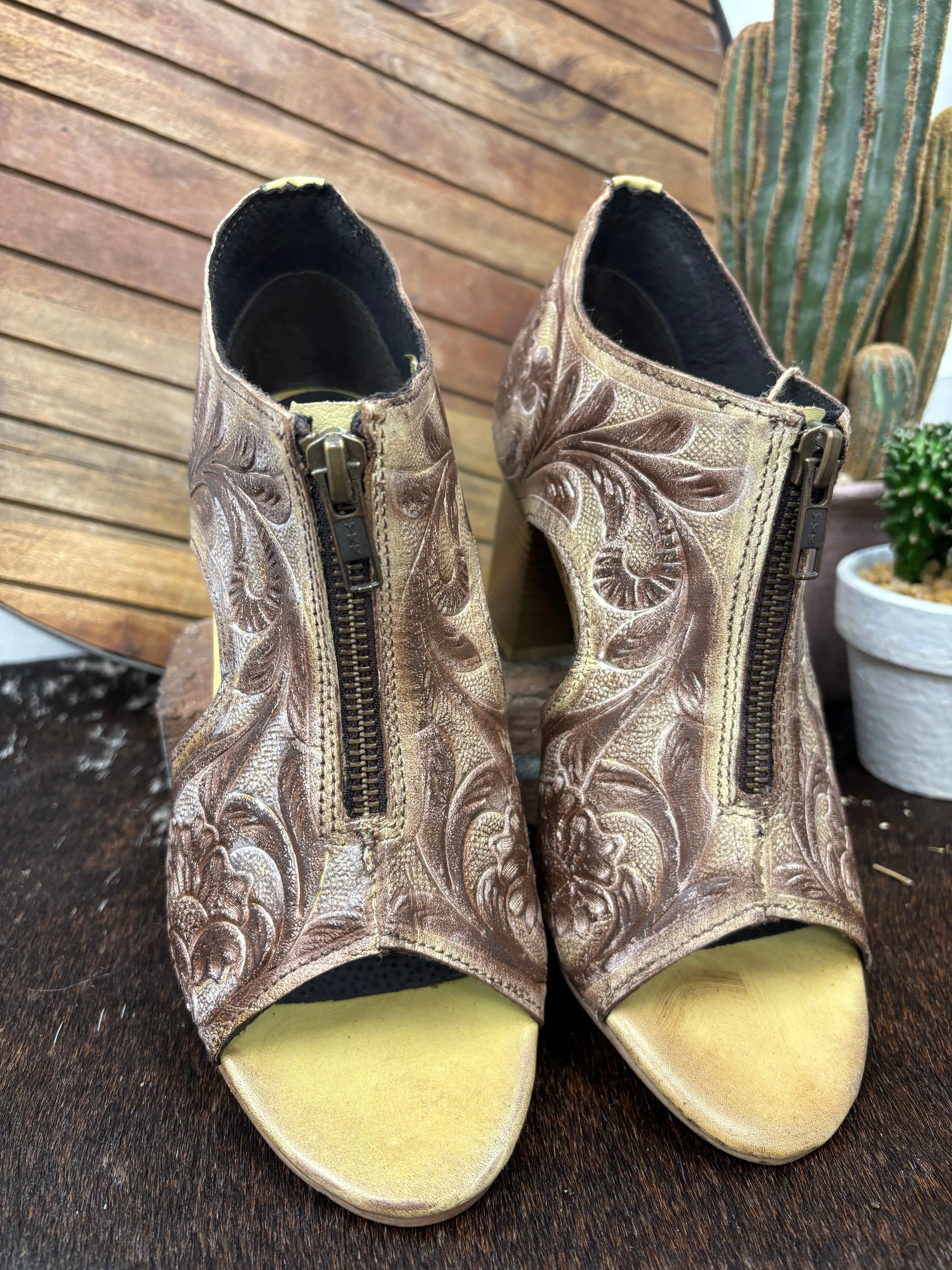 Roper Women's Creme Tooled Leather Open Toe Zip Mule Sandal 0946-3306