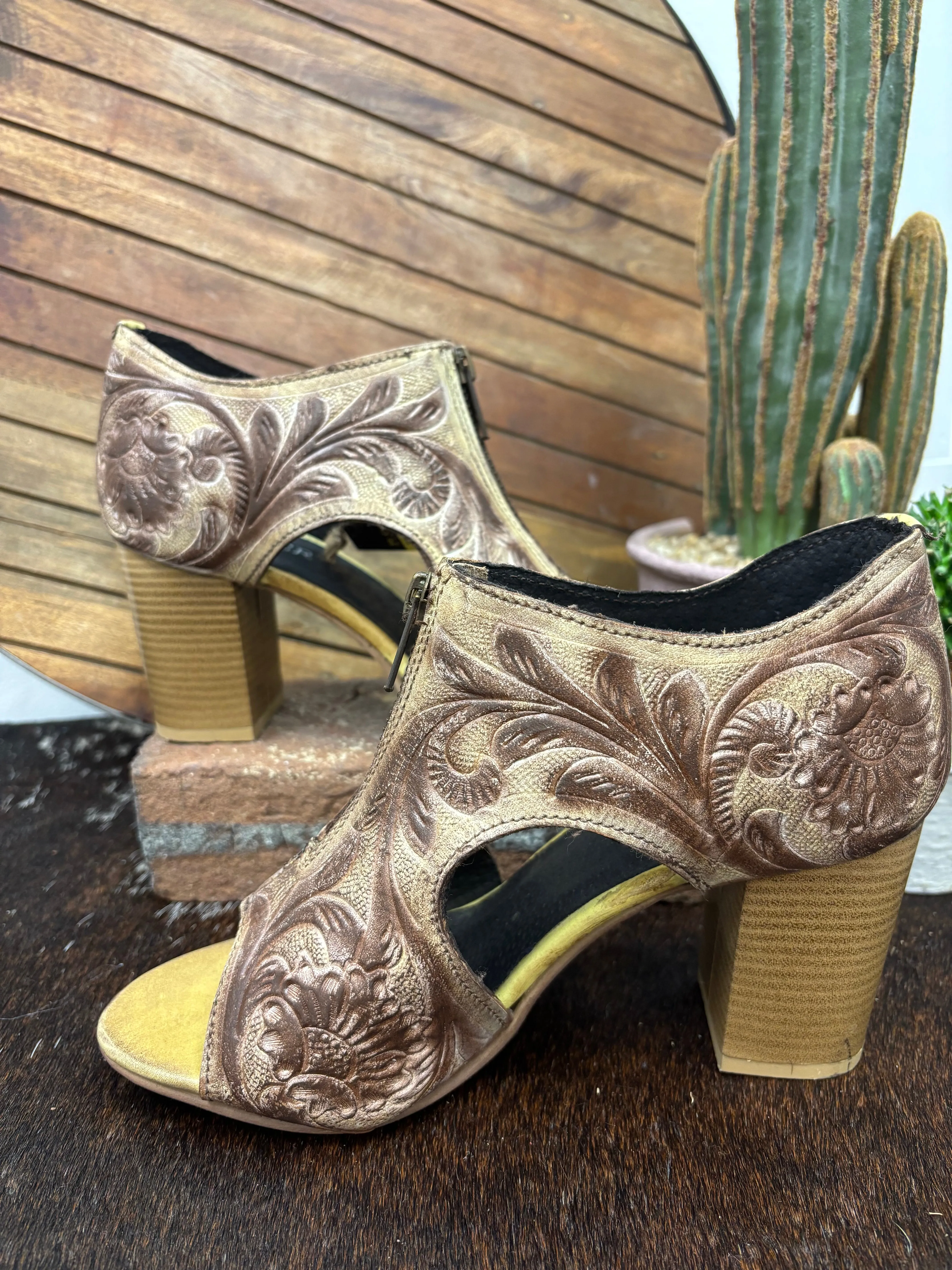 Roper Women's Creme Tooled Leather Open Toe Zip Mule Sandal 0946-3306