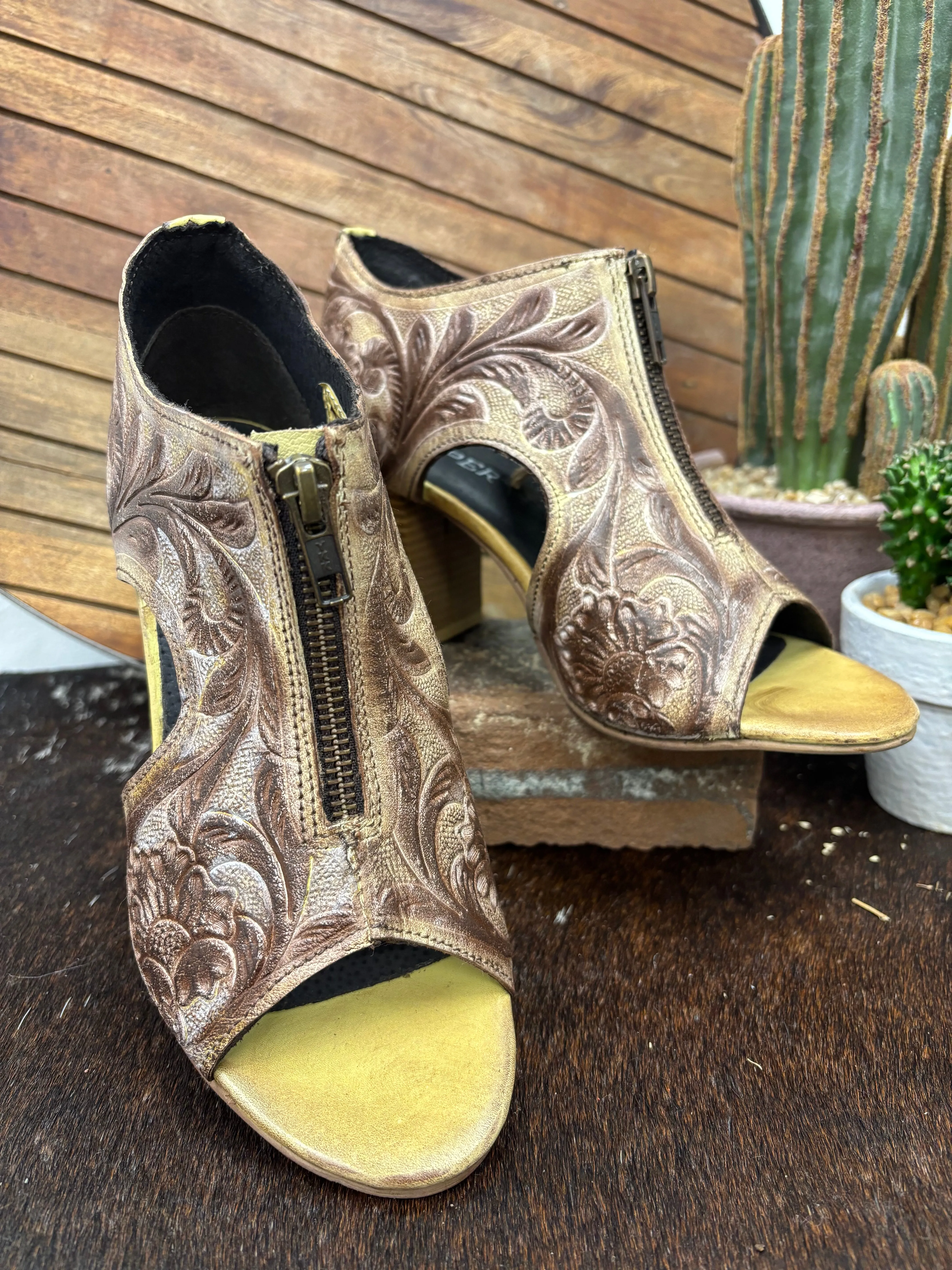 Roper Women's Creme Tooled Leather Open Toe Zip Mule Sandal 0946-3306